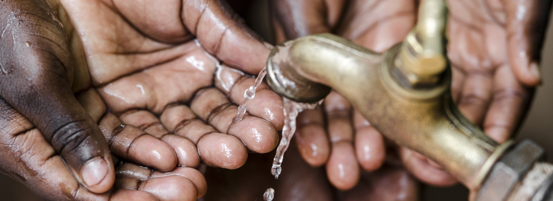 hands under running water